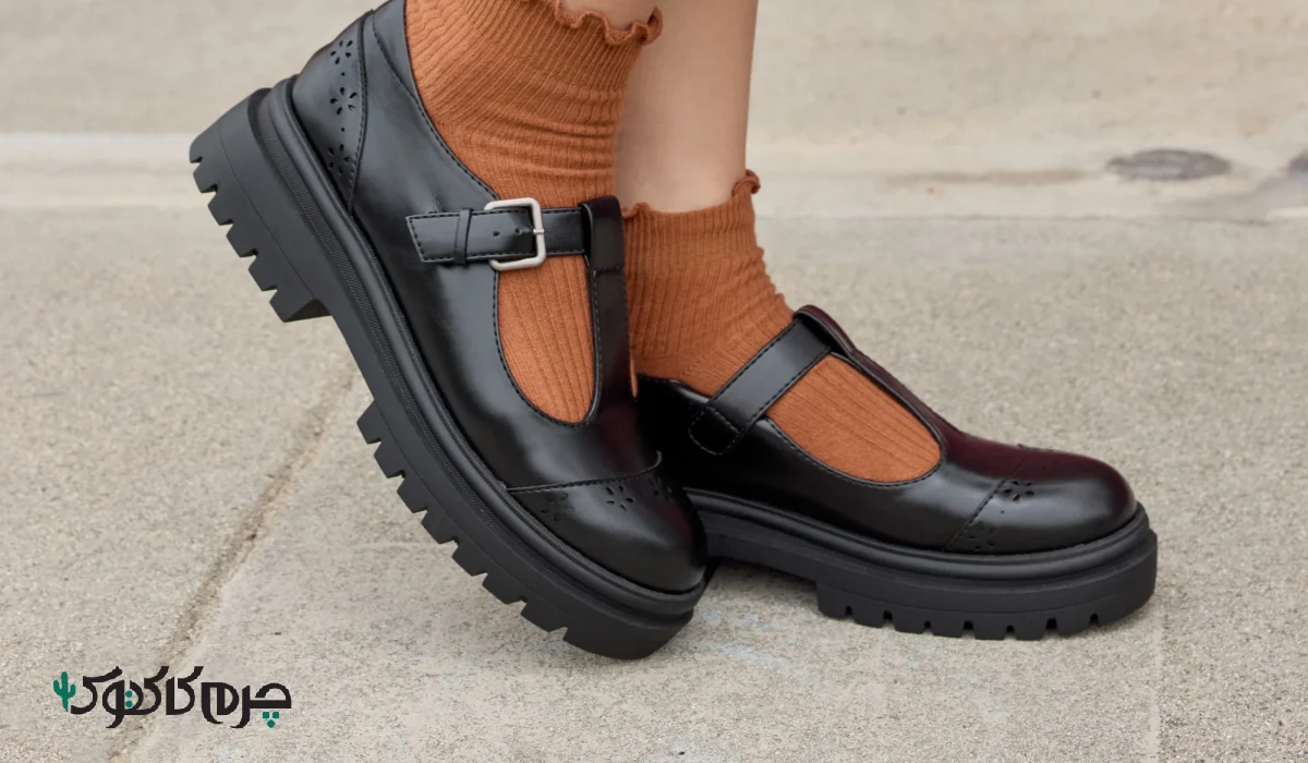 کفش مری جین (Mary Jane Shoes) نوعی کفش کلاسیک زنانه و دخترانه با پنجه بسته (غالباً گرد، مربعی یا نوک‌تیز) و یک یا چند بند افقی یا مورب روی رویه پا است که به‌وسیله سگک